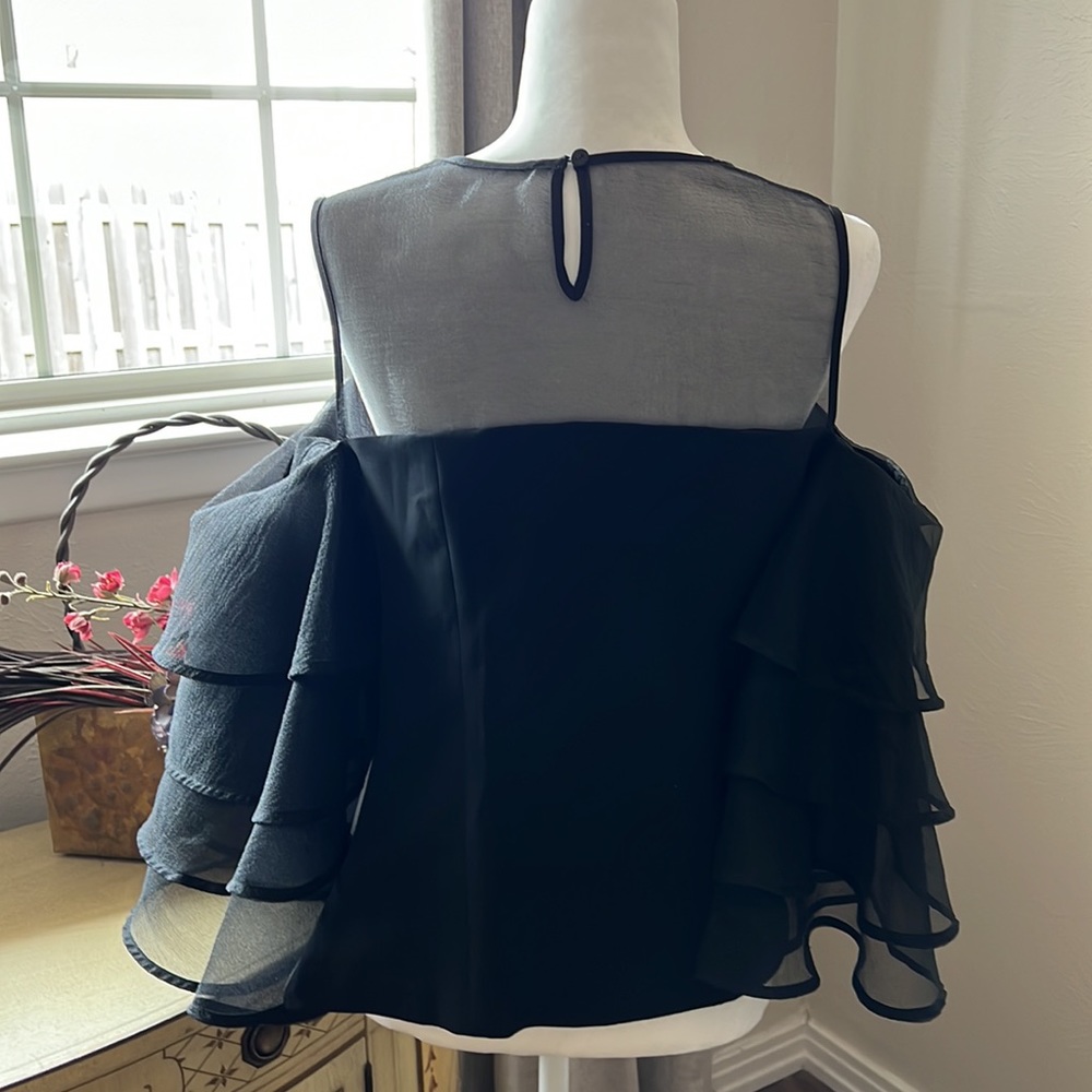 Elegant Black Shoulderless Bra in Blouse - Picture 4 of 6